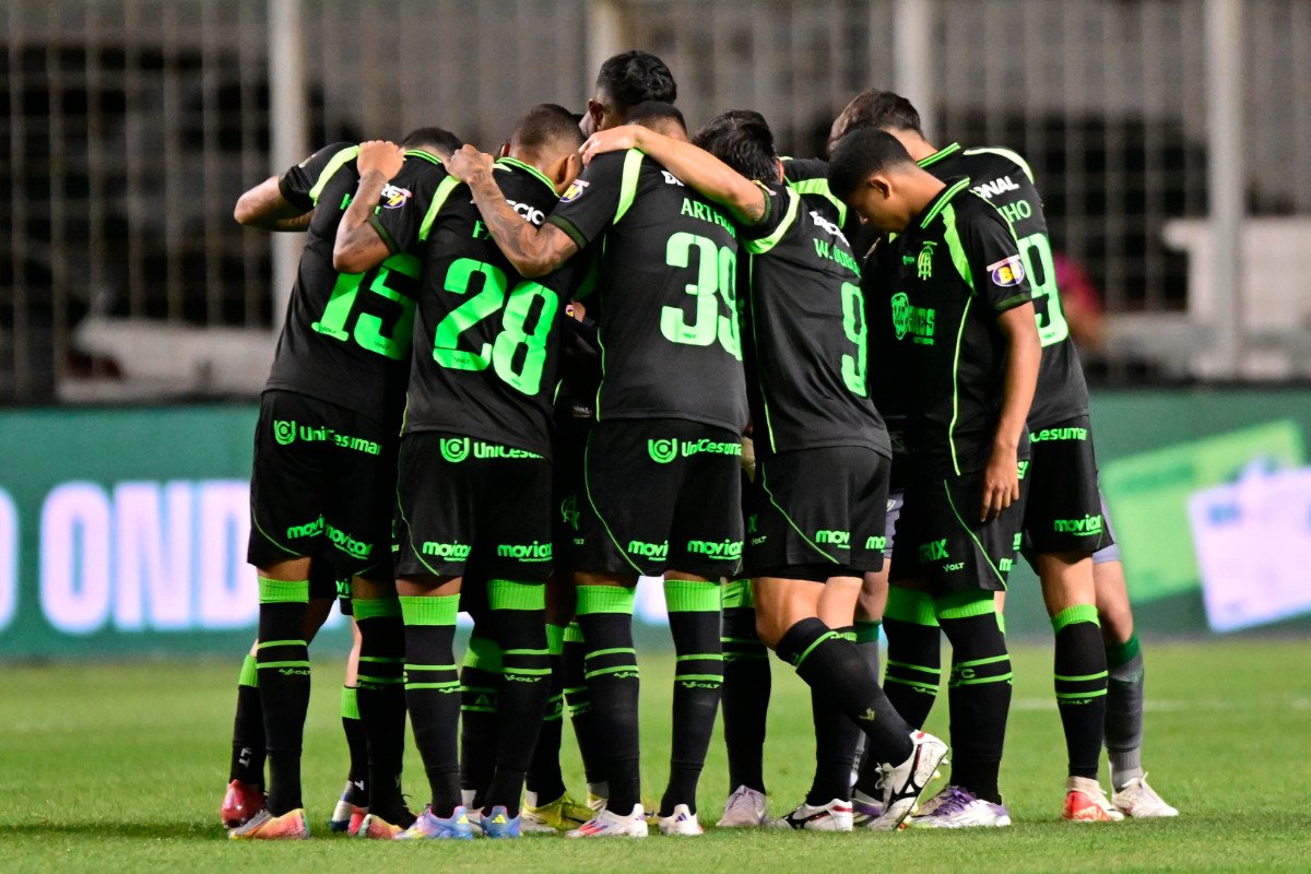 Jogadores do América no gramado do Independência (foto: Mourão Panda/América)
