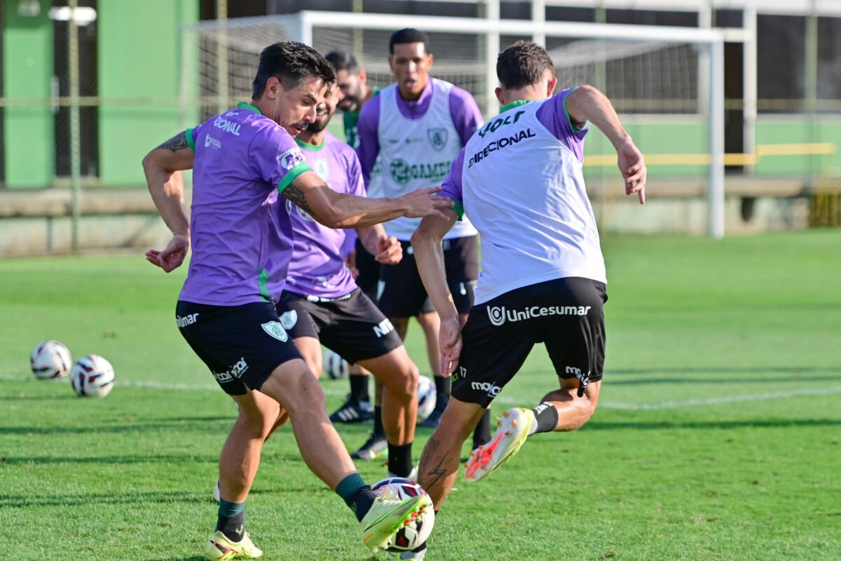 Willian Bigode, atacante do América, em treino no Lanna Drumond (foto: Mourão Panda/América)