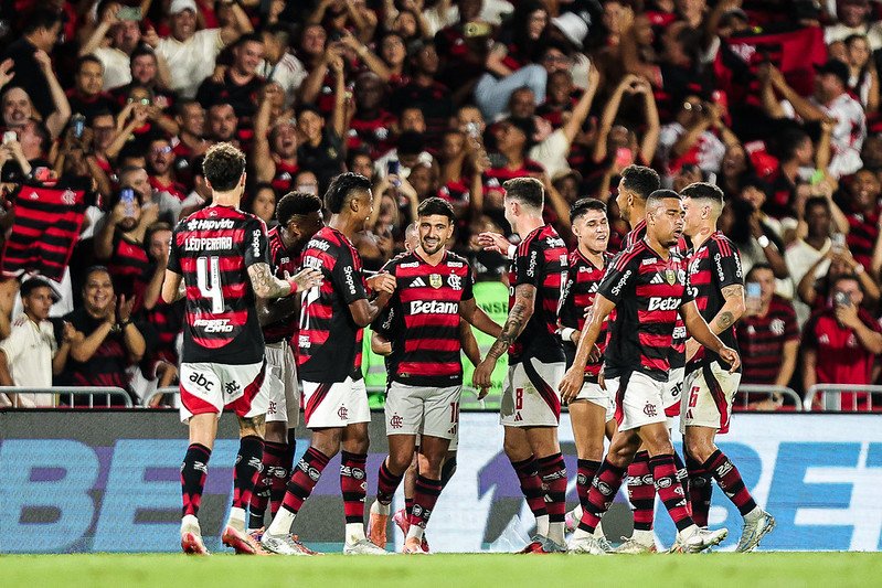 Jogadores do Flamengo comemoram gol em vitória sobre o Sport, no Maracanã (foto: Gilvan de Souza/Flamengo)
