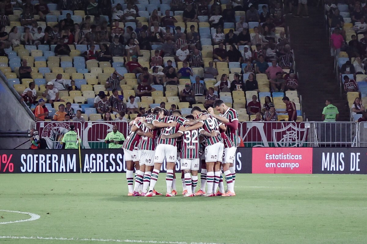 Jogadores do Fluminense se abraçam antes da partida contra o Mirassol (foto: MARCELO GONÇALVES / FLUMINENSE F.C.)