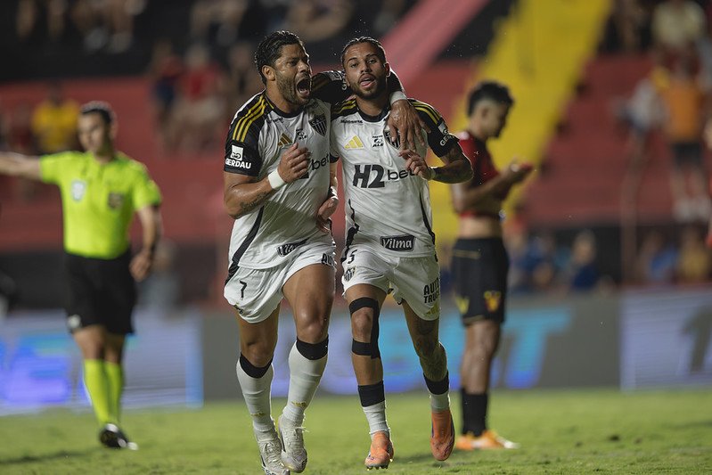 Hulk e Alexsander comemoram gol do Atlético sobre o Sport - (foto: Pedro Souza/Atlético)