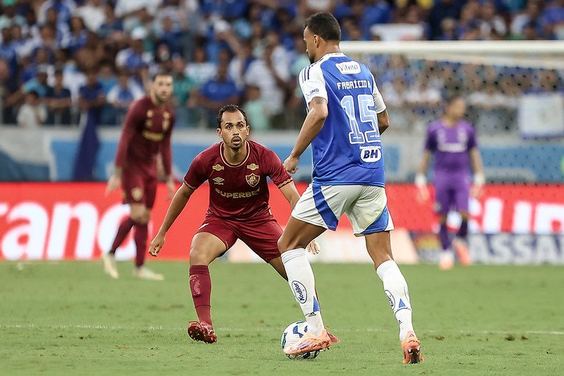 Fabrício Bruno em lance do jogo entre Cruzeiro e Fluminense (foto: LUCAS MERÇON / FLUMINENSE F.C.)