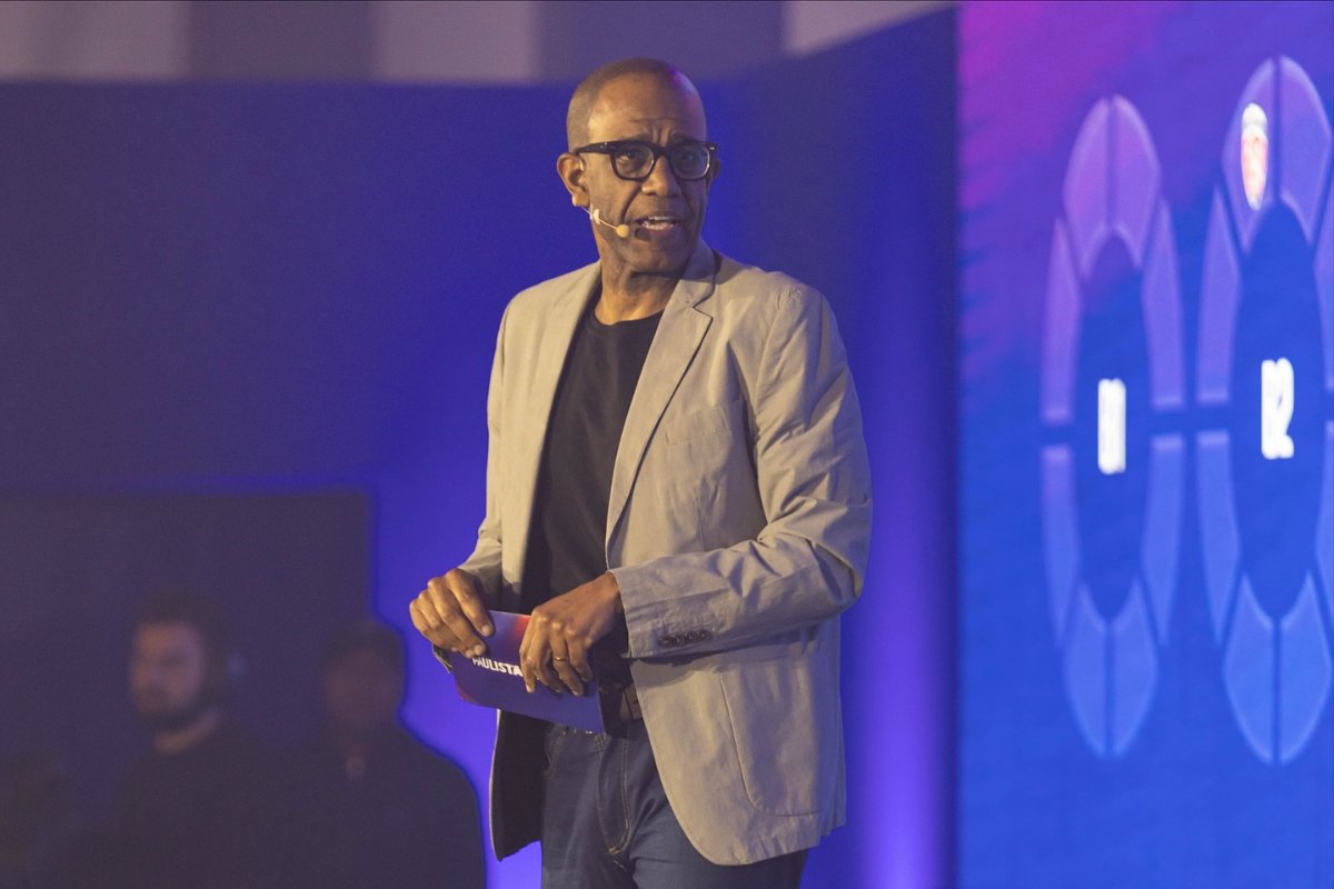 Abel Neto em apresentação no palco de um evento (foto: Divulgação/Abel Neto)