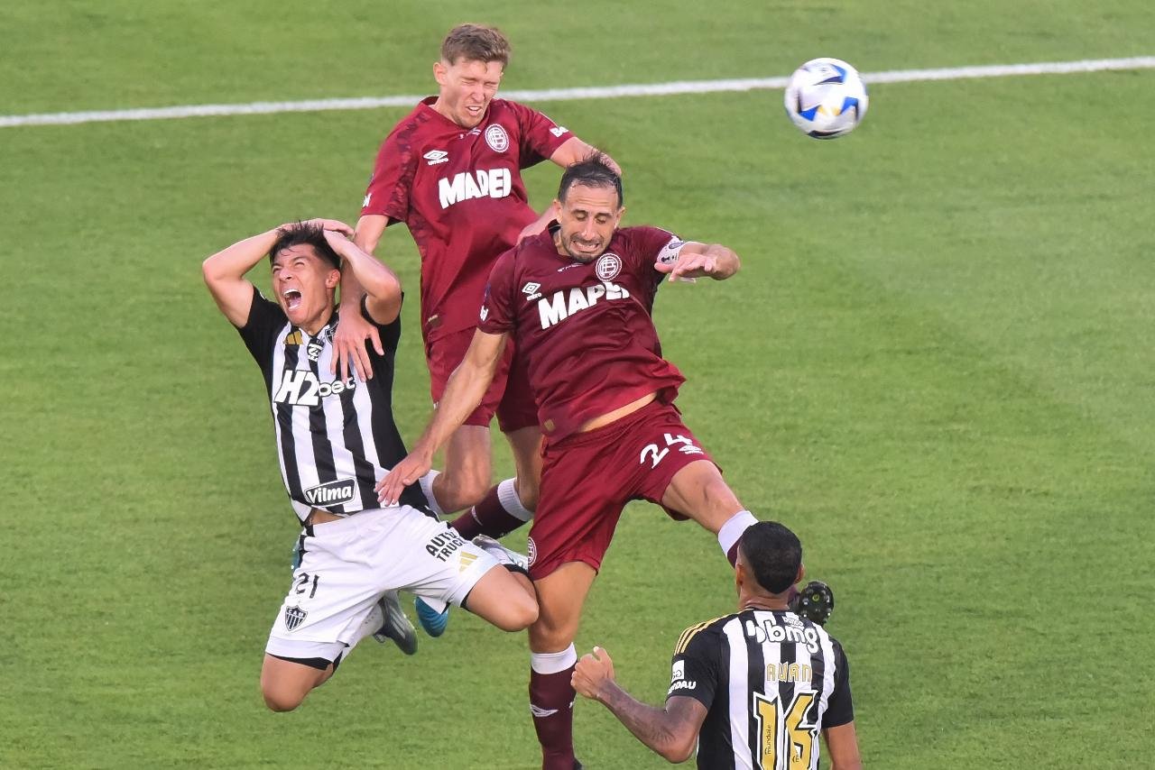 Alan Franco caído com as mãos na cabeça (foto: JOSE BOGADO/AFP)