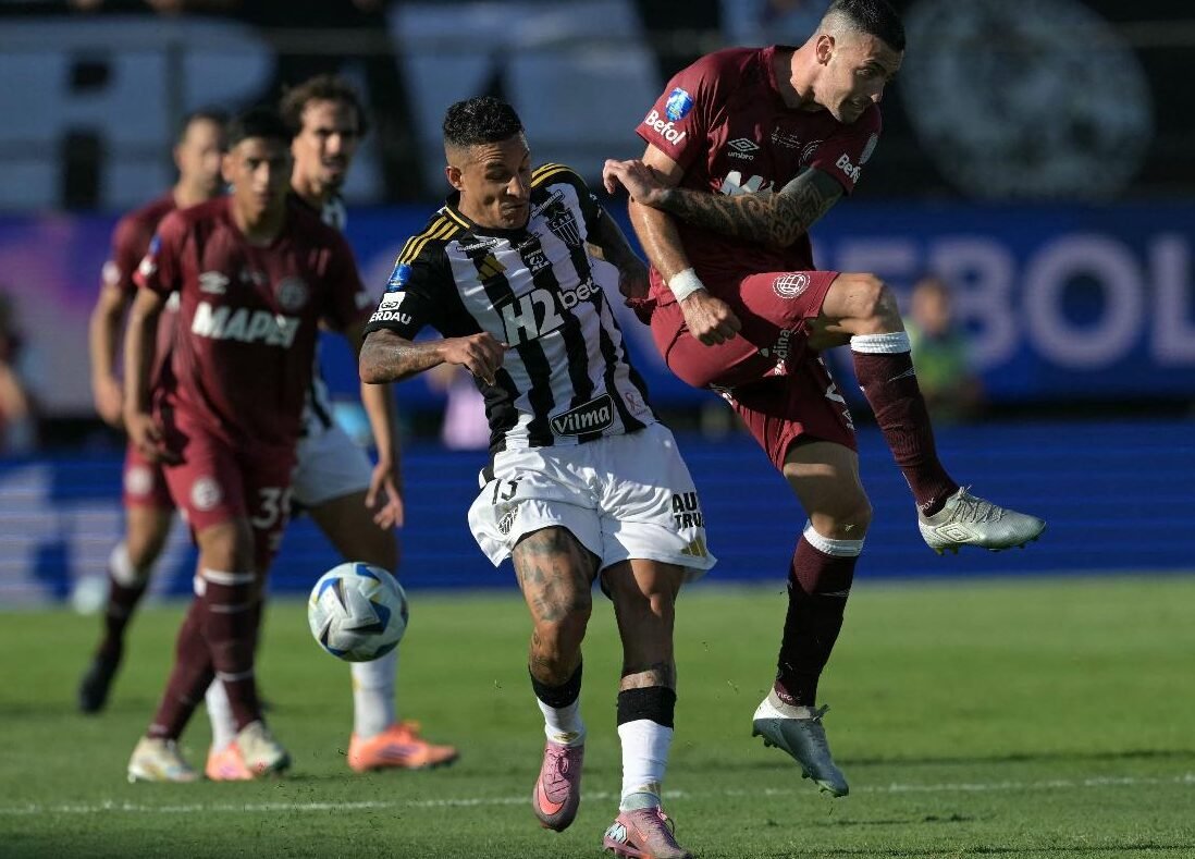 Arana tromba com jogador do Lanús (foto: Juan Mabromata/AFP)