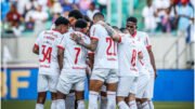 Atletas do Bragantino se reunindo em campo aberto durante jogo contra o Bahia (foto: Ari Ferreira/Bragantino)
