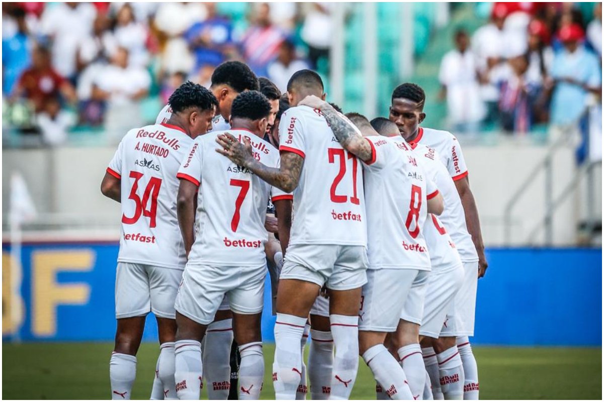 Atletas do Bragantino se reunindo em campo aberto durante jogo contra o Bahia (foto: Ari Ferreira/Bragantino)