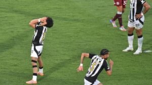 Biel com as mãos no rosto após perder chance para marcar o gol do Atlético - Crédito: 