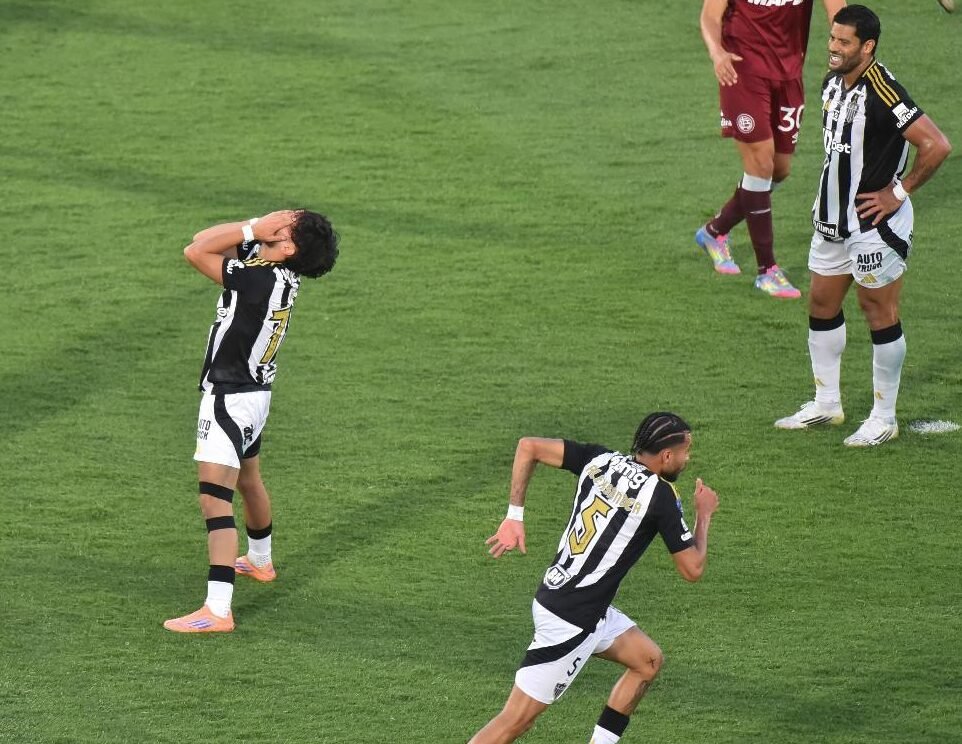 Biel com as mãos no rosto após perder chance para marcar o gol do Atlético (foto: José Bogado/AFP)