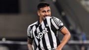 Jogador do Botafogo com o escudo da camisa na boca (foto: Arthur Barreto/Botafogo)
