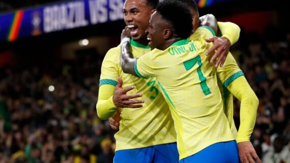 Casemiro, Gabriel Magalhães e Vini Jr. (foto: Ian Kington / AFP)