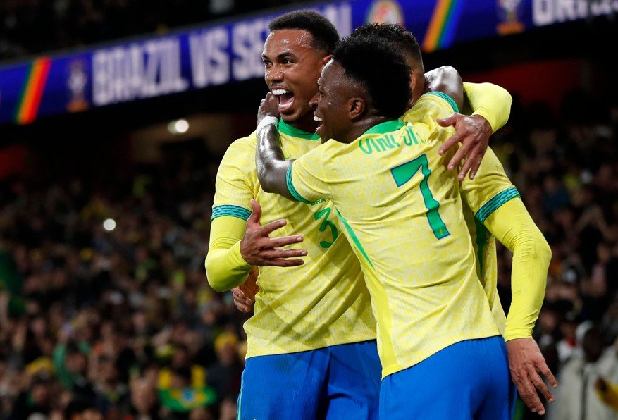 Casemiro, Gabriel Magalhães e Vini Jr. (foto: Ian Kington / AFP)