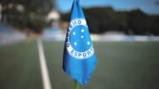 Bandeira de escanteio com escudo do Cruzeiro na Toca da Raposa I (foto: Gustavo Martins/ Cruzeiro)