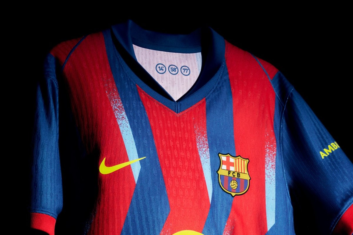 Camisa do Barcelona em fundo preto (foto: Divulgação/Barcelona)