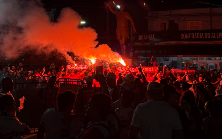 Torcedores do São Paulo antes de jogo com Flamengo na Vila Belmiro (foto: Divulgação/São Paulo)