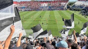 Torcedores do Atlético no Estádio Defensores del Chaco, em Assunção - Crédito: 