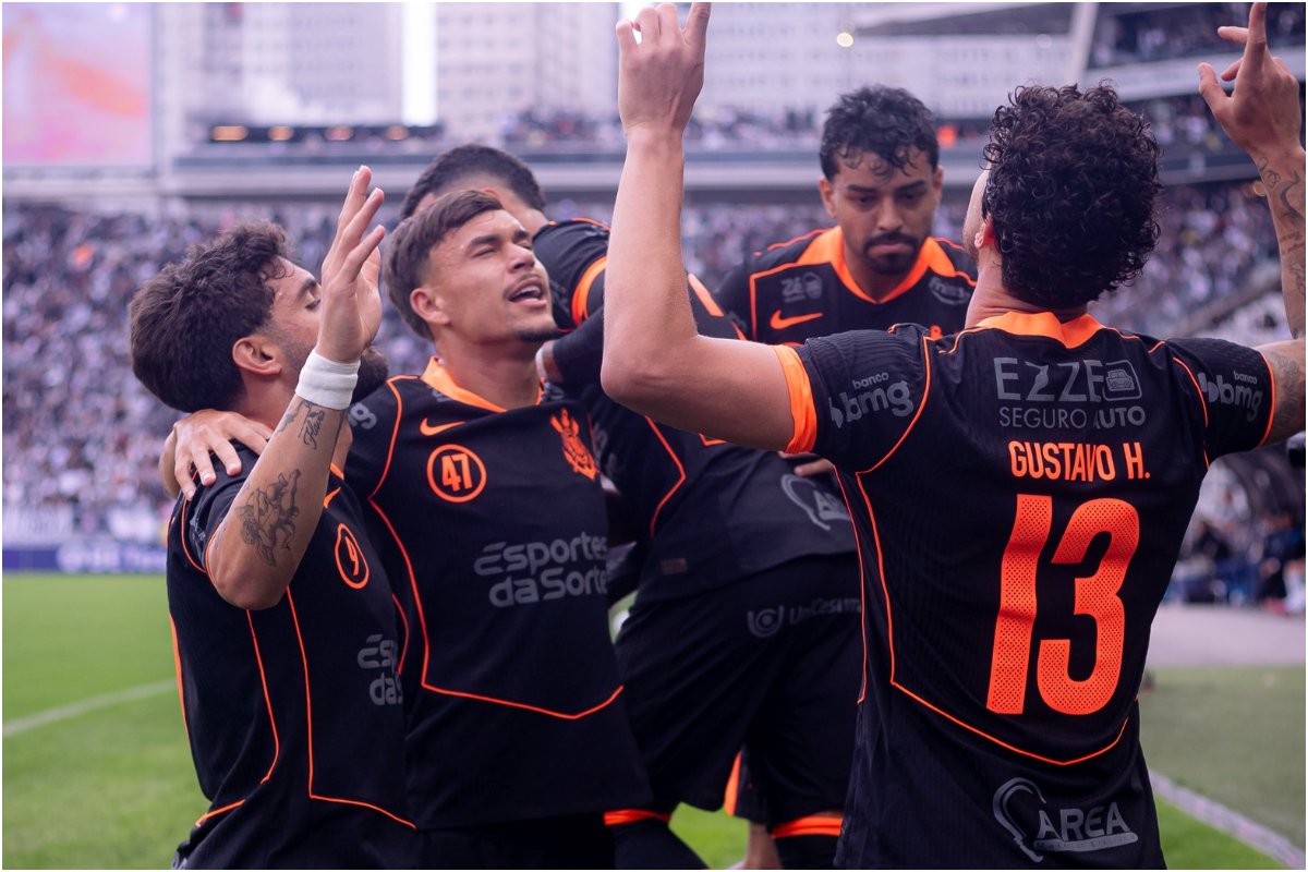 Jogadores do elenco corinthiano abraçados, agradeçendo a Deus pelo Gol (foto: Rodrigo Coca/Corinthians)