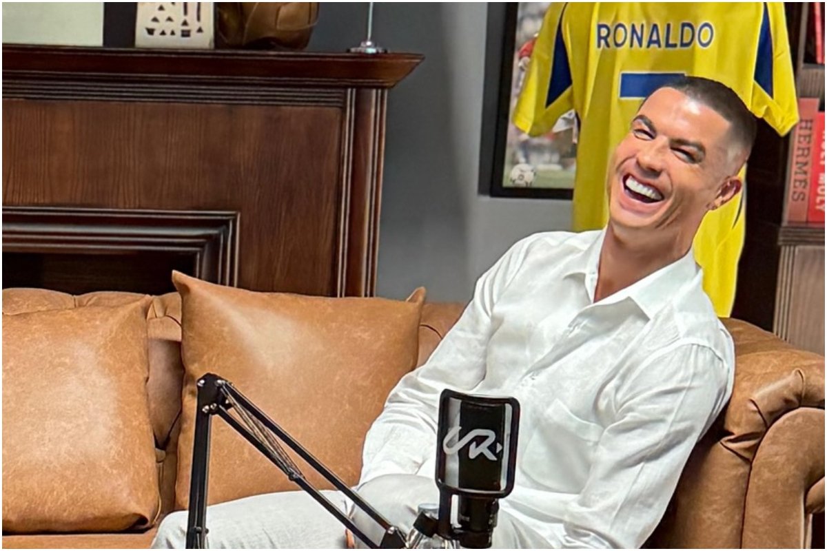 Cristiano Ronaldo sentado em um soá, encostado e rindo (foto: Divulgação/Cristiano Ronaldo)