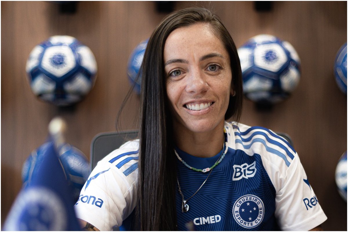 Pri Back, jogadora do Cruzeiro posando para foto enquanto assina contrato de renovação (foto: Gustavo Martins/Cruzeiro)
