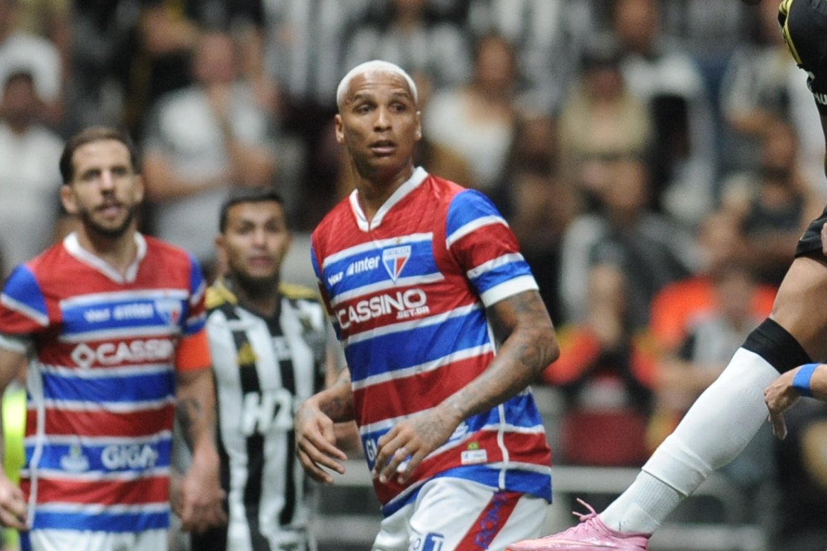 Deyverson em partida pelo Fortaleza olhando para frente (foto: Alexandre Guzanshe/EM/D.A. Press.)