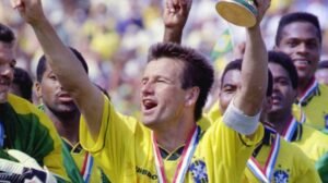 Dunga com a taça da Copa do Mundo dos Estados Unidos nas mãos - Crédito: 