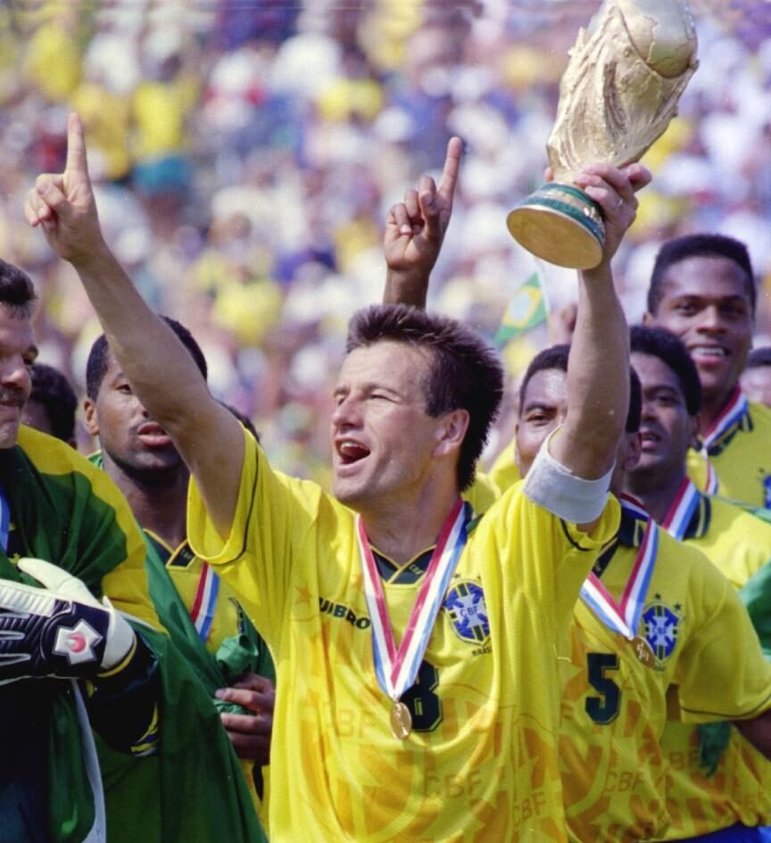 Dunga com a taça da Copa do Mundo dos Estados Unidos nas mãos (foto: Alberto Escalda/EM/D.A Press)