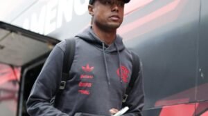 Bruno Henrique em embarque com a delegação (Foto: Gilvan de Souza/Flamengo) - Crédito: 