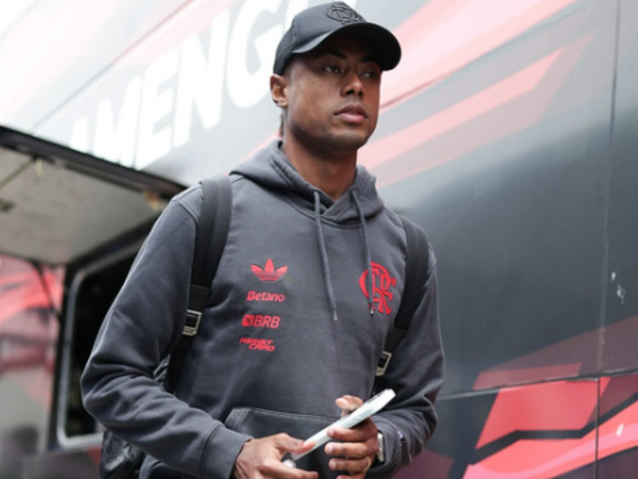Bruno Henrique em embarque com a delegação (Foto: Gilvan de Souza/Flamengo) (foto: Bruno Henrique em embarque com a delegação (Foto: Gilvan de Souza/Flamengo))