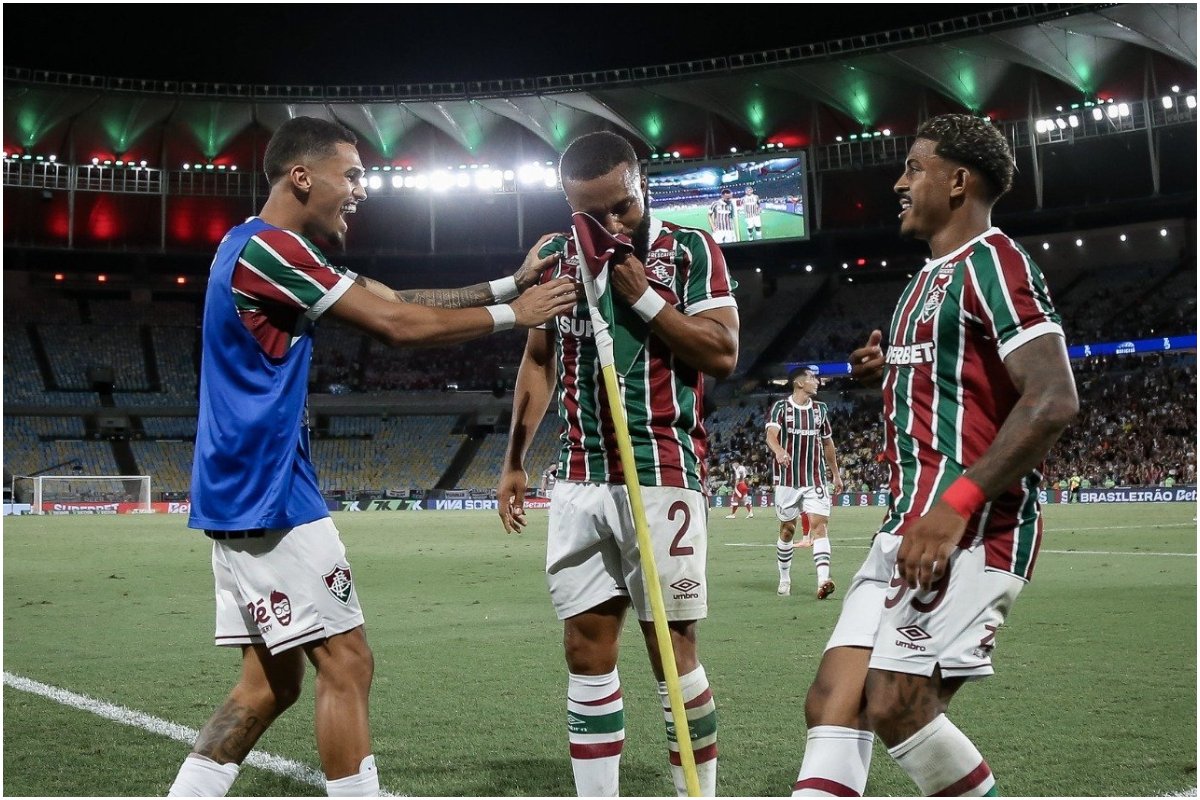 Atletas do Fluminense comemorando um gol. Um deles beija a bandeira do escanteio. (foto: Divulgação/Fluminense)