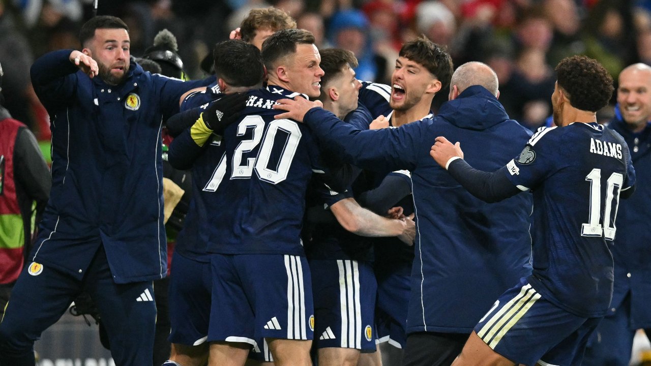 Seleção da Escócia comemorando vaga na Copa do Mundo de 2026 (foto: ANDY BUCHANAN / AFP)
