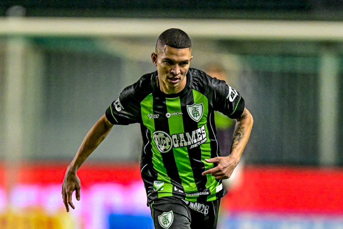 Marlon, lateral-esquerdo do América (foto: Mourão Panda/América)