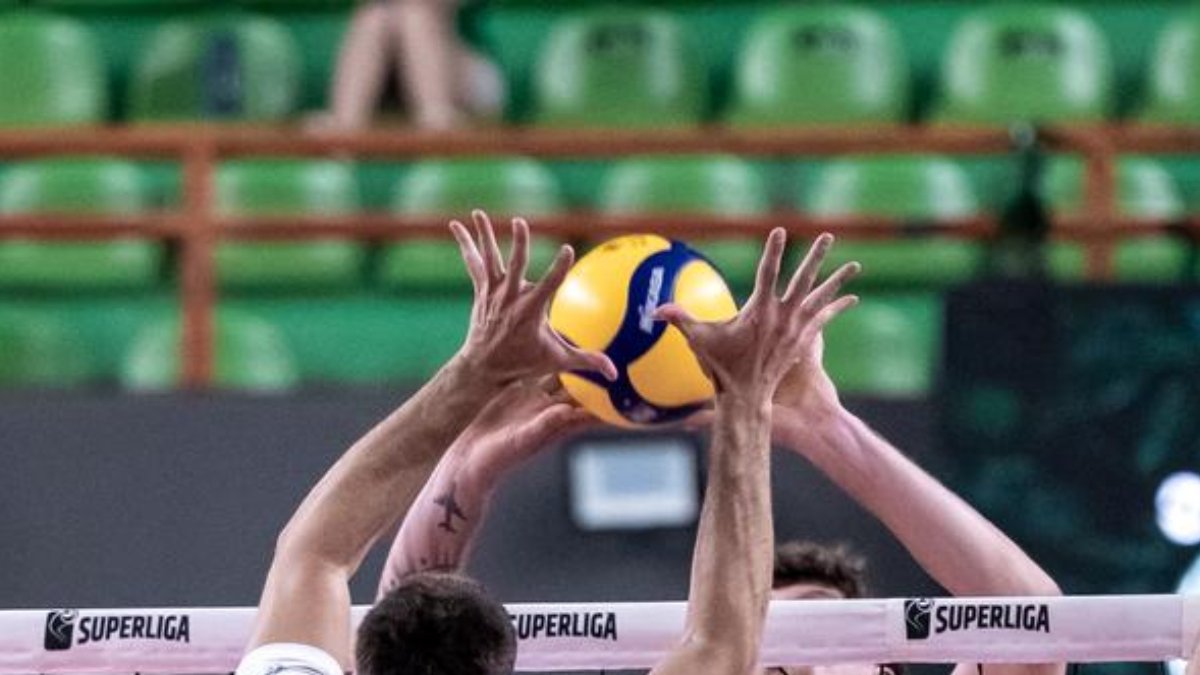 Bola de vôlei em jogo da Superliga (foto: @alandeyvidfotografo | Saneago/Goiás)