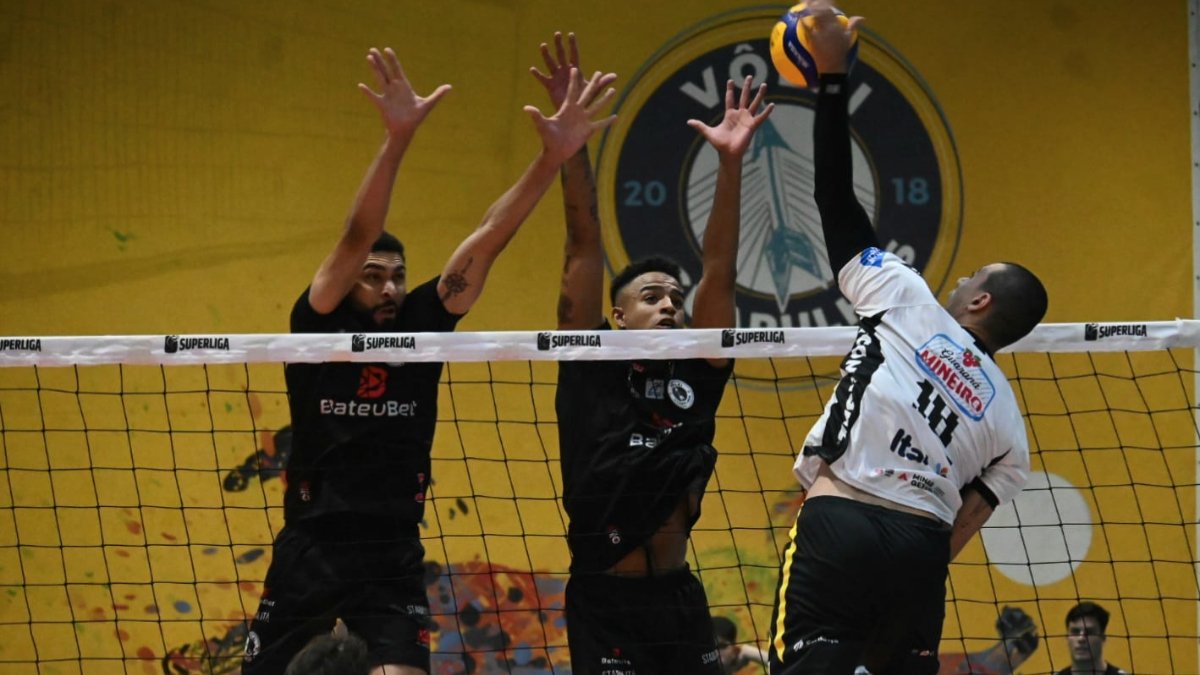 Duelo entre Praia Clube e Guarulhos pela Superliga Masculina de Vôlei (foto: Alan Morici)