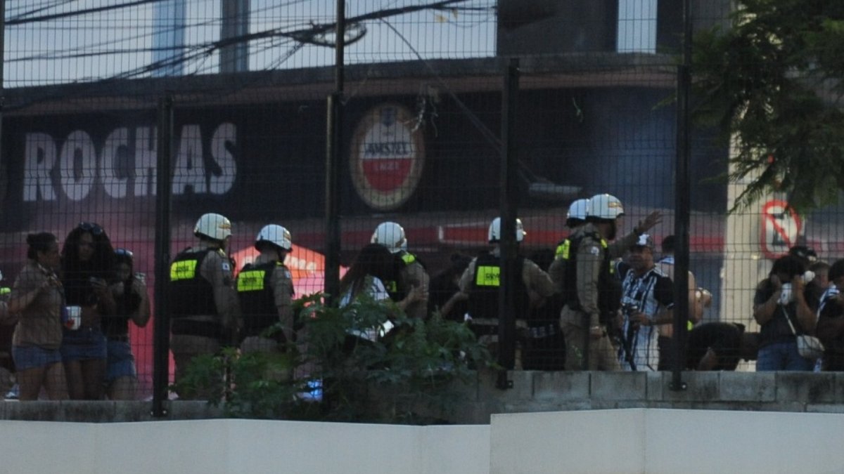 Briga do lado de fora da Arena MRV durante o jogo entre Atlético e Lanús na final da Copa Sul-Americana (foto: Alexandre Guzanshe/EM/D.A. Press)