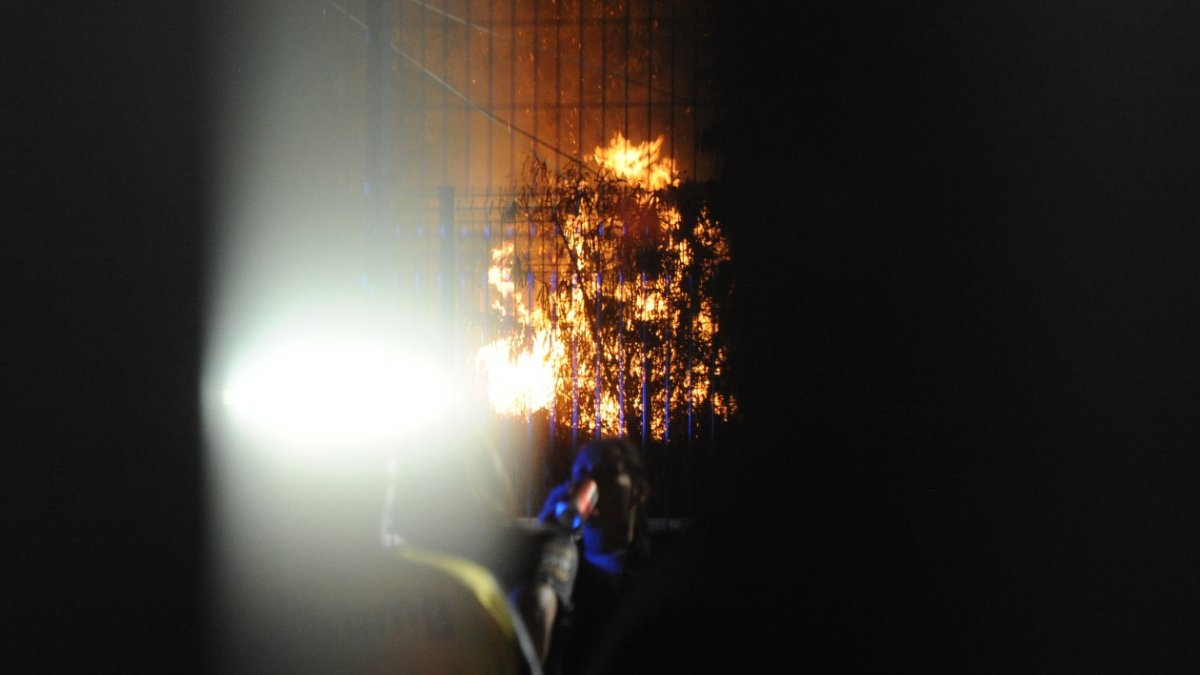 Queimada ao redor da Arena MRV durante o jogo entre Atlético e Lanús na final da Copa Sul-Americana - (foto: Alexandre Guzanshe/EM/D.A. Press)