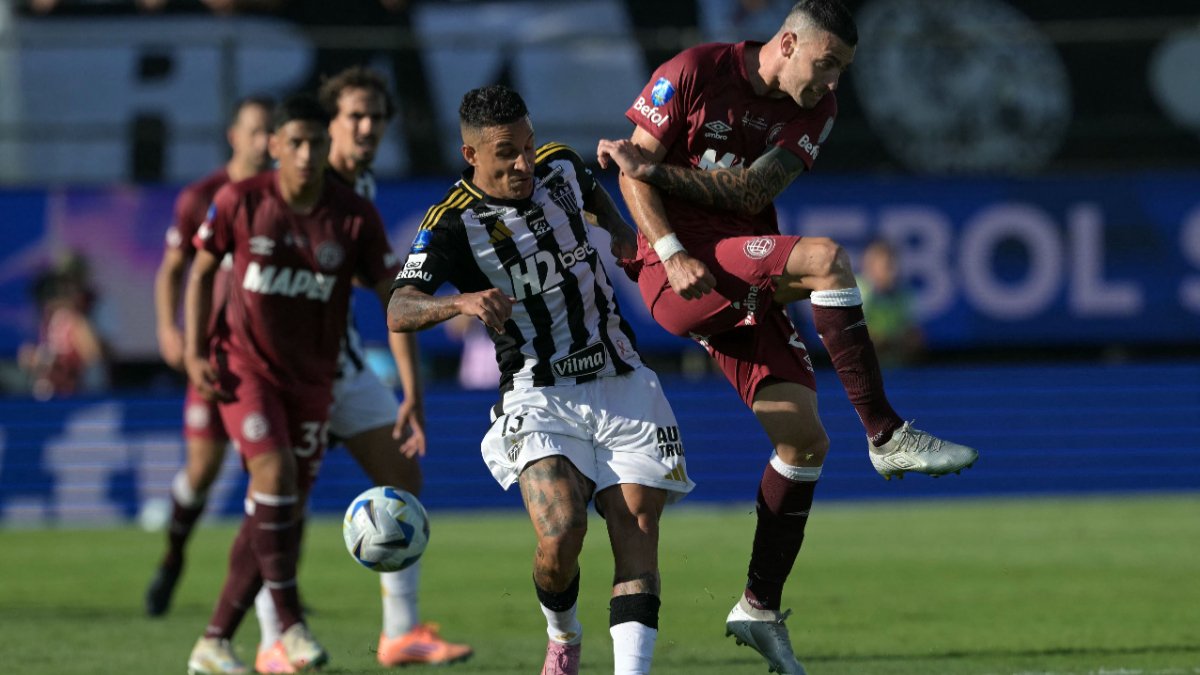 Jogo entre Lanús e Atlético pela final da Copa Sul-Americana de 2025 (foto: JUAN MABROMATA / AFP)