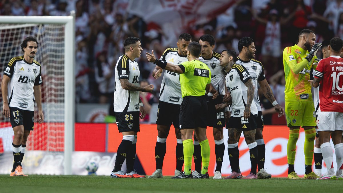 Jogadores do Atlético em duelo com Internacional - (foto: Pedro Souza / Atlético)