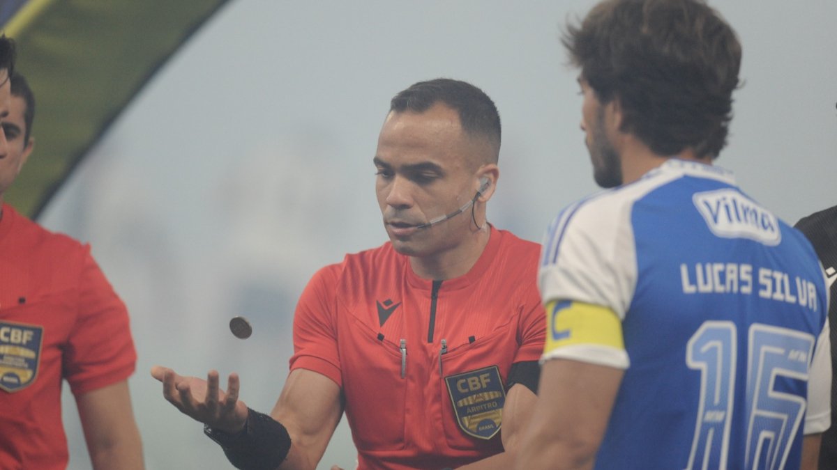 Alex Gomes Stefano, árbitro do futebol brasileiro (foto: Alexandre Guzanhe/EM/D.A. Press)