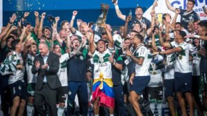 Time do Coritiba com taça da Série B do Brasileiro - Crédito: 