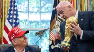 Donald Trump e Gianni Infantino, presidentes dos Estados Unidos e da Fifa, respectivamente, com a taça da Copa do Mundo - Crédito: 