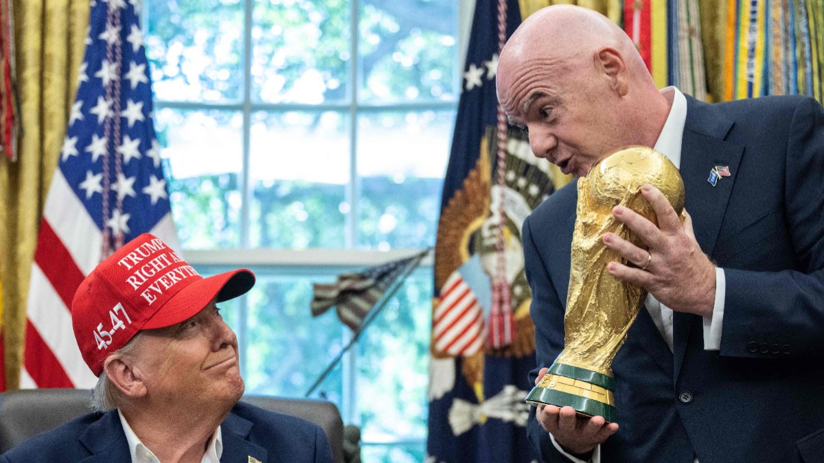 Donald Trump e Gianni Infantino, presidentes dos Estados Unidos e da Fifa, respectivamente, com a taça da Copa do Mundo (foto: ANDREW CABALLERO-REYNOLDS / AFP)