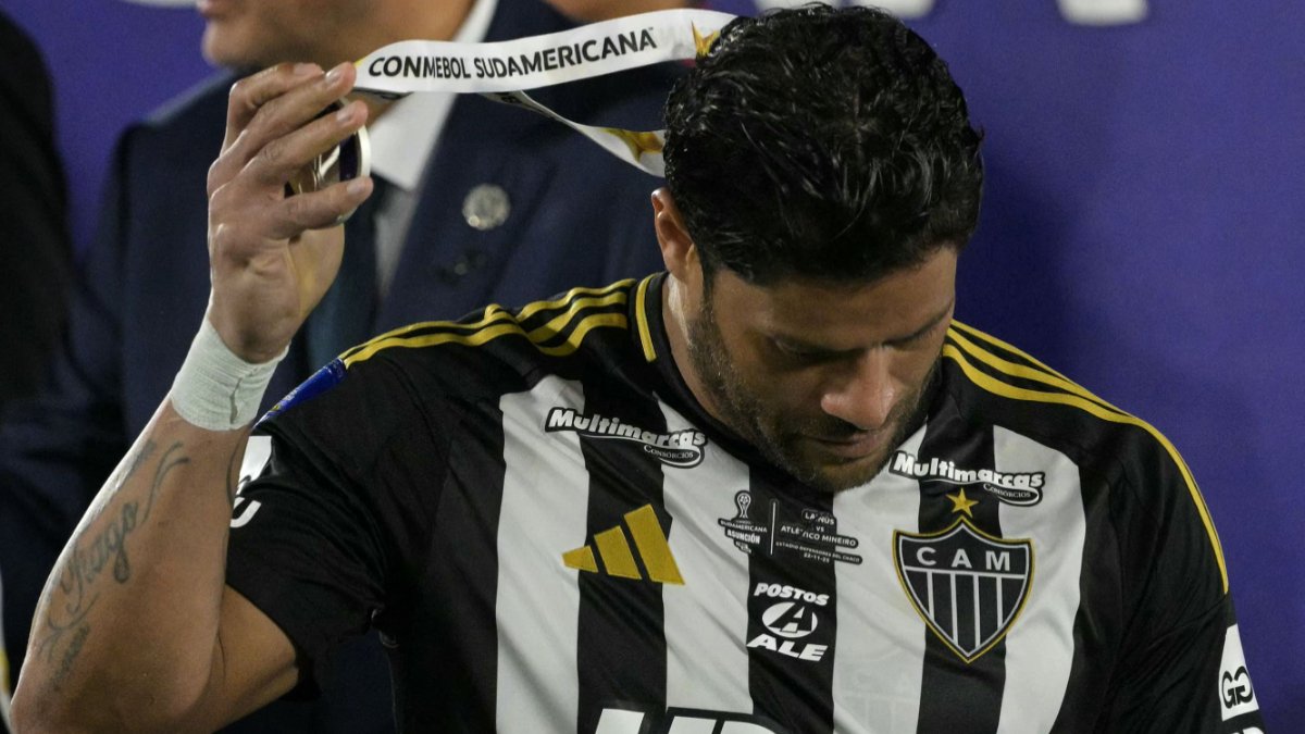 Hulk com a medalha de prata da Copa Sul-Americana de 2025 - (foto: JUAN MABROMATA / AFP)