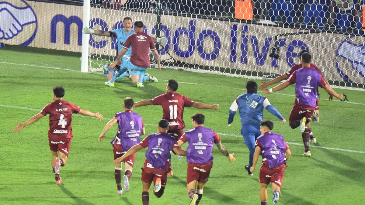 Comemoração do Lanús após o título da Copa Sul-Americana sobre o Atlético (foto: JOSE BOGADO / AFP)