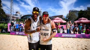 Evandro e Arthur, após jogo do Mundial de Vôlei de Praia - Crédito: 