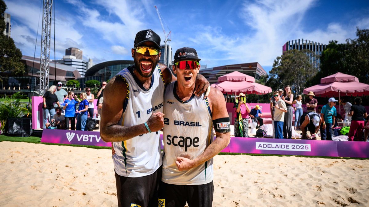 Evandro e Arthur, após jogo do Mundial de Vôlei de Praia (foto: Divulgação FIVB)