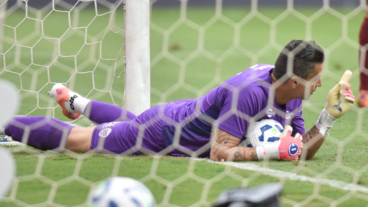 Lance de Fábio em Cruzeiro 0 x 0 Fluminense (foto: Ramon Lisboa/EM/DA Press)