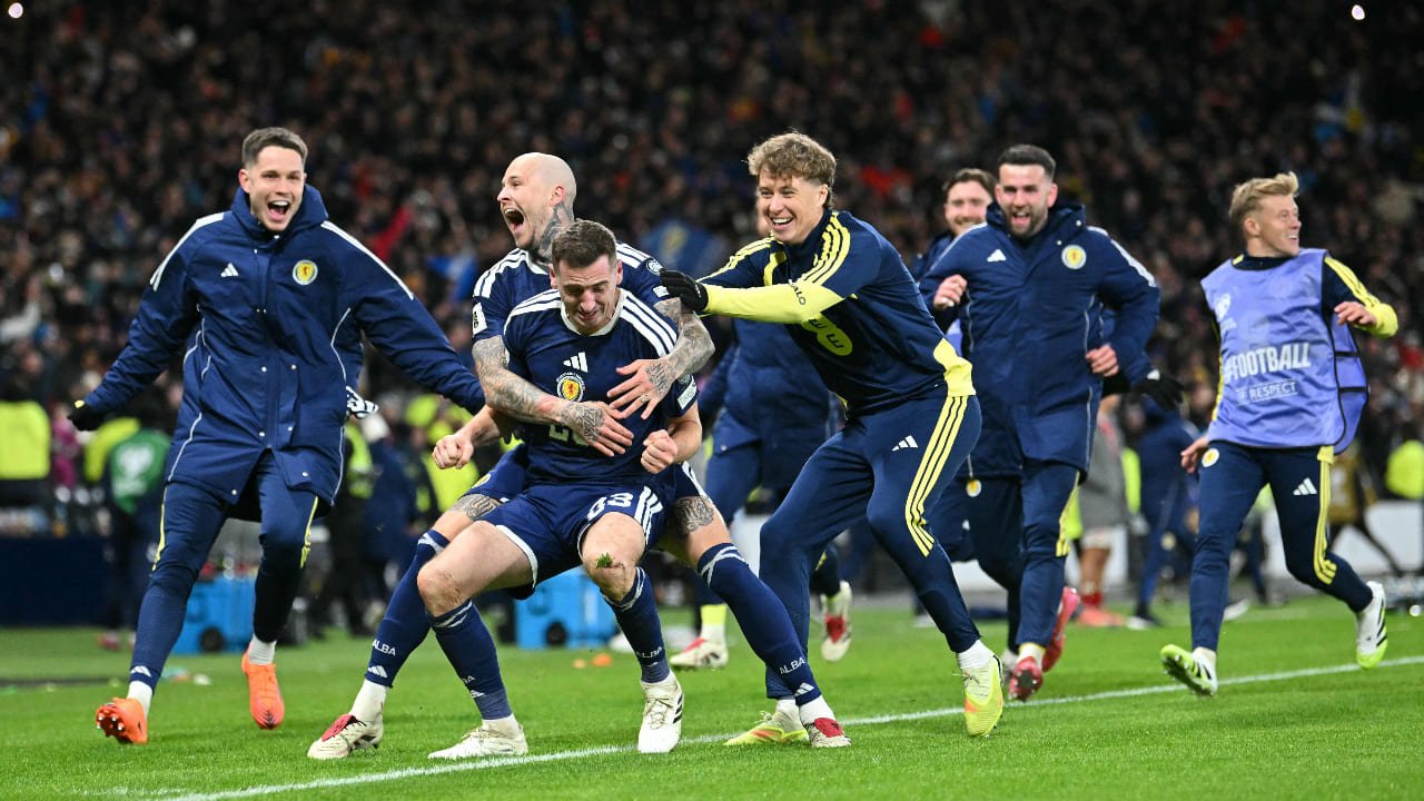 Seleção da Escócia comemorando a vaga na Copa do Mundo de 2026 (foto: ANDY BUCHANAN / AFP)
