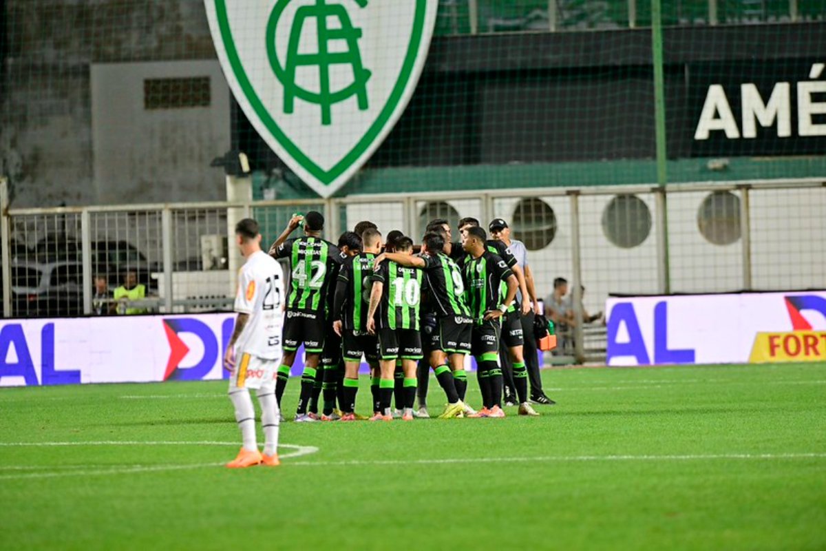 Jogadores do América reunidos antes do jogo (foto: Mourão Panda/América)