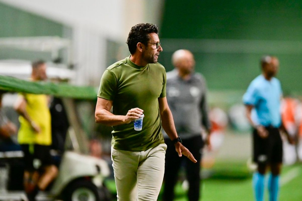 Alberto Valentim está há quase três meses no comando do América (foto: Mourão Panda/América)