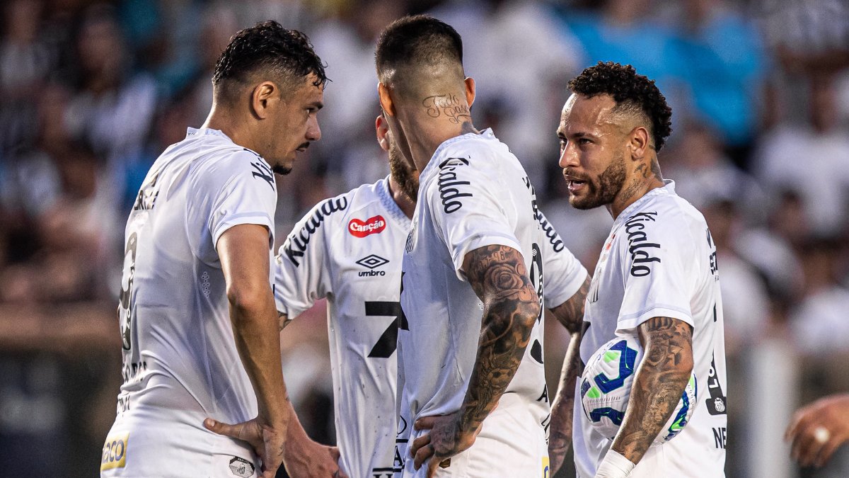 Jogadores do Santos na partida contra o Fortaleza (foto: Raul Baretta/ Santos FC)